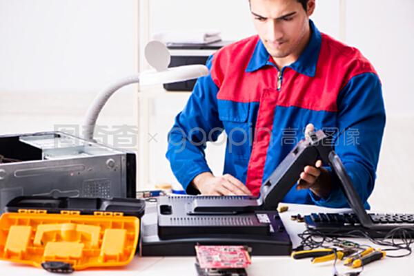 維修車間計(jì)算機(jī)的專業(yè)修理工